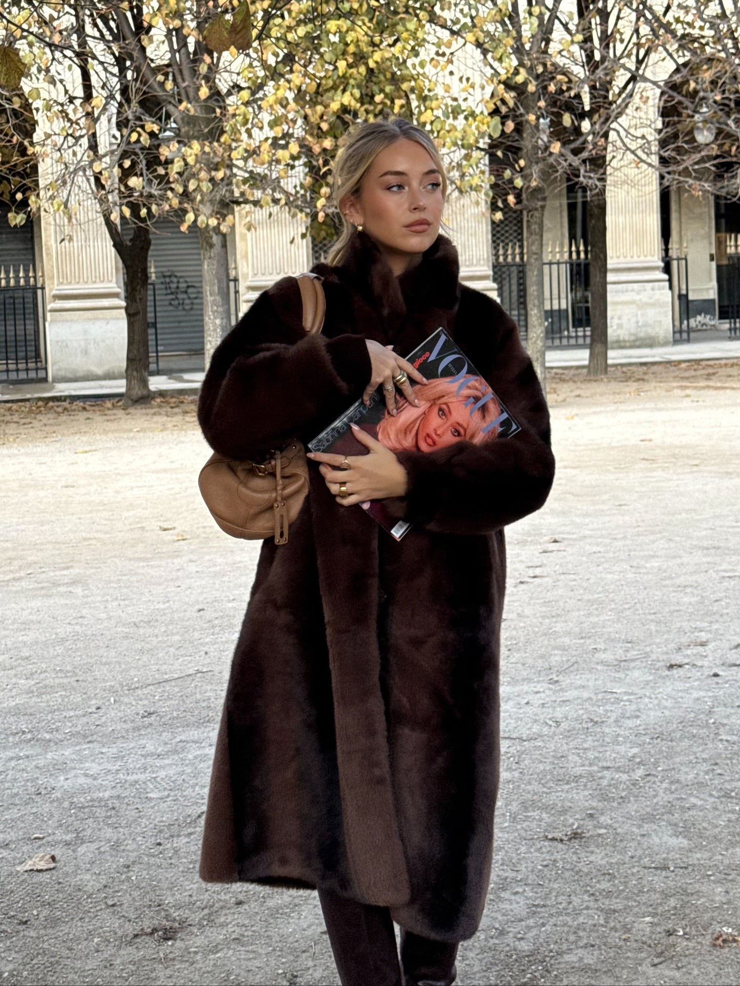 ABRIGO LARGO DE PIEL SINTÉTICA A RAYAS