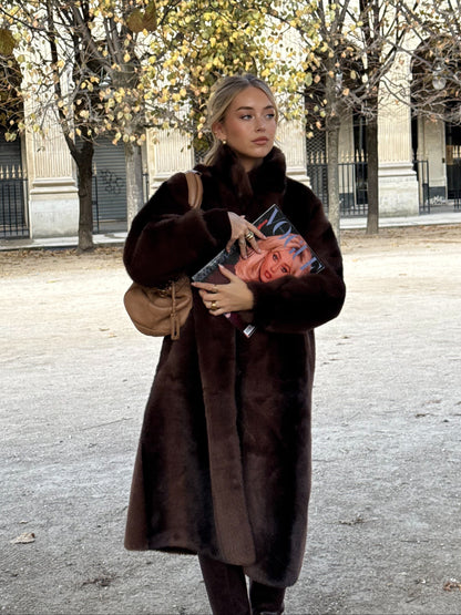 ABRIGO LARGO DE PIEL SINTÉTICA A RAYAS