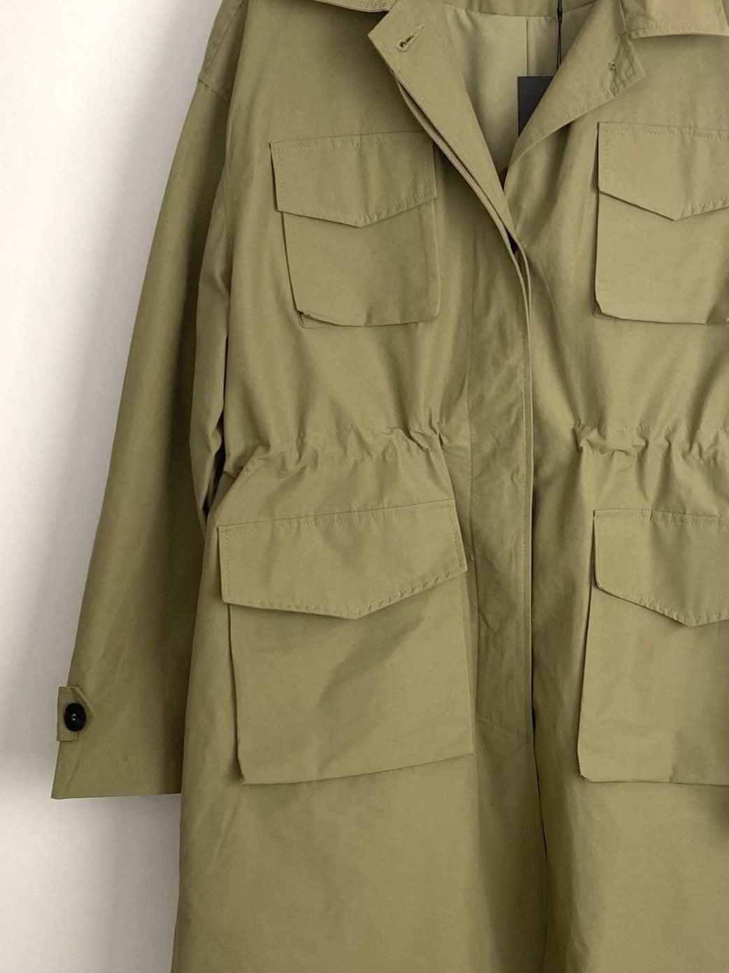 Parka de longitud media con cinturón y bolsillos