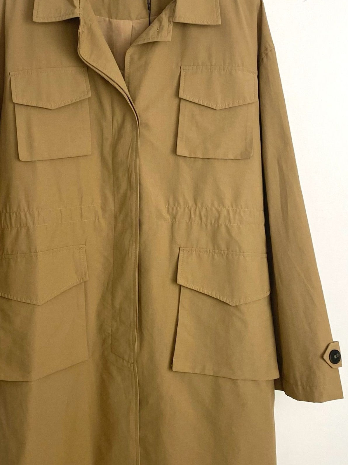 Parka de longitud media con cinturón y bolsillos