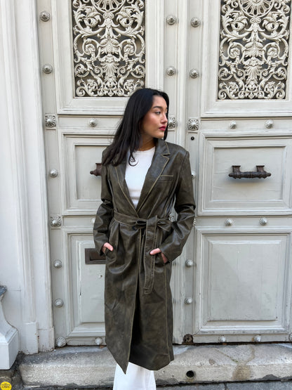 TRENCH LONG EN SIMILI CUIR AVEC CEINTURE