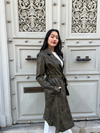 TRENCH LONG EN SIMILI CUIR AVEC CEINTURE