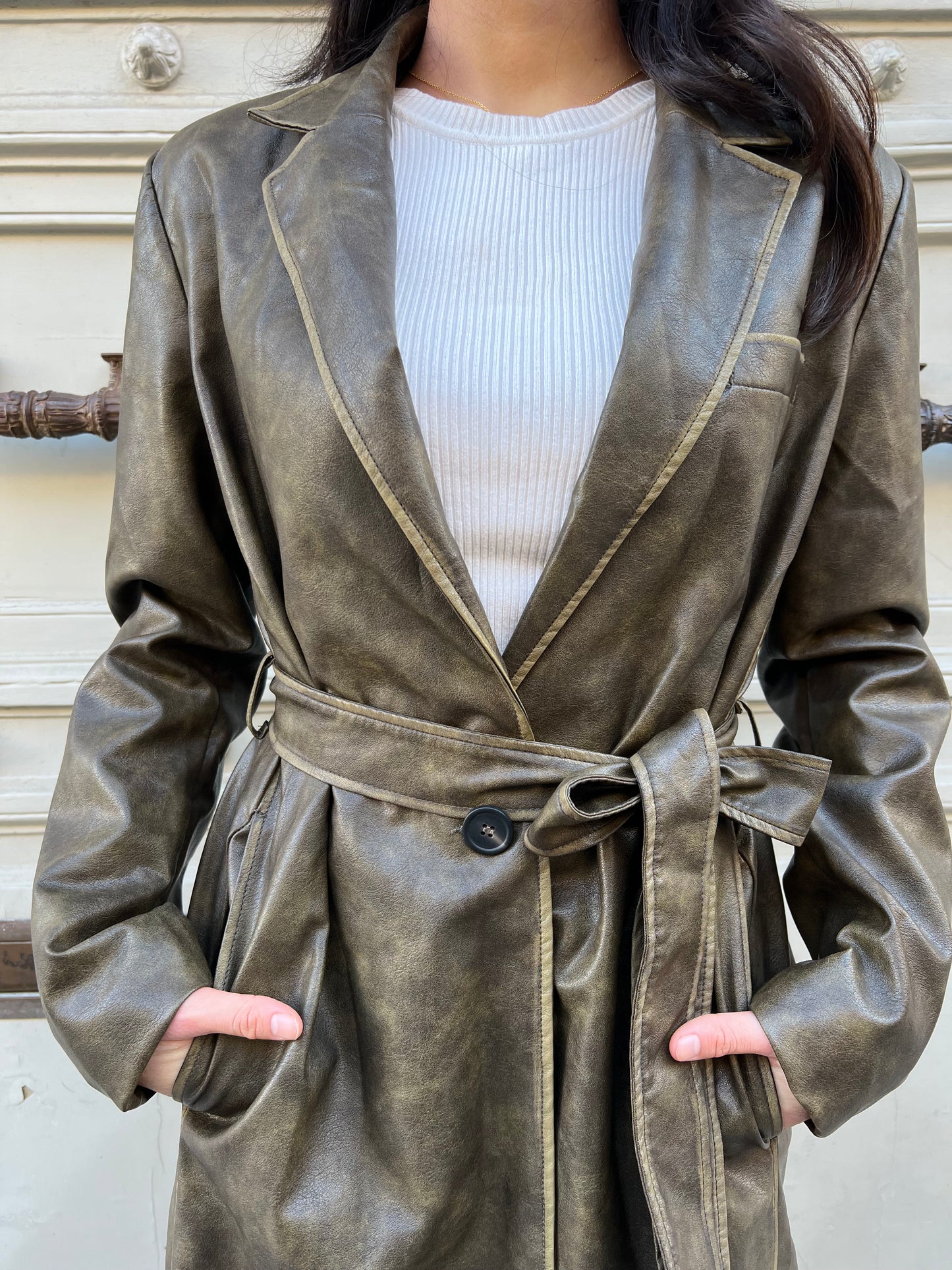 TRENCH LONG EN SIMILI CUIR AVEC CEINTURE