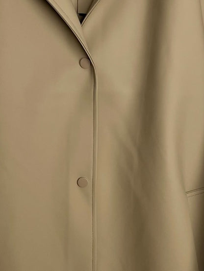 PARKA IMPERMEABLE DE LARGO MEDIO CON CAPUCHA
