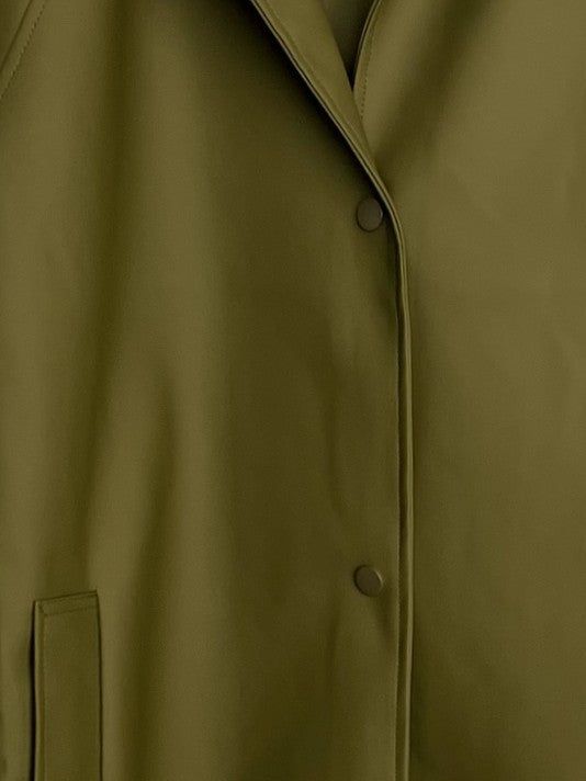 PARKA IMPERMEABLE DE LARGO MEDIO CON CAPUCHA